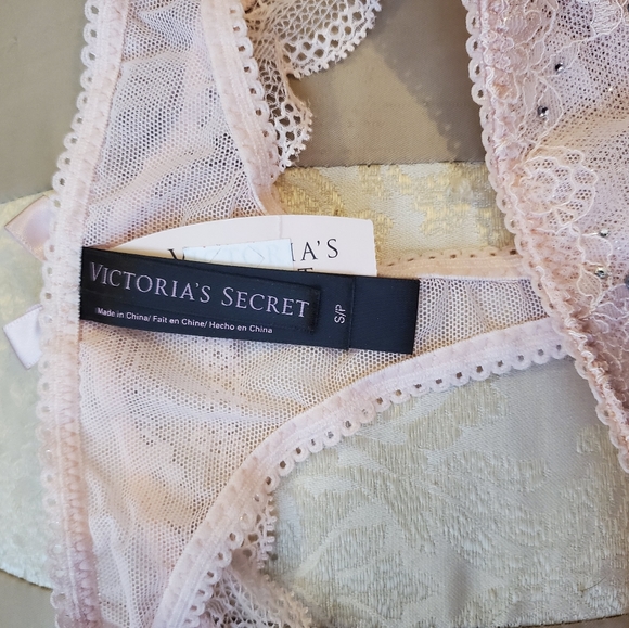 Victoria Secrets - Picture 3 of 3